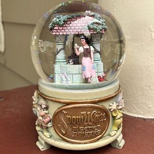 SNOW WHITE AND THE SEVEN DWARFS SNOW GLOBE